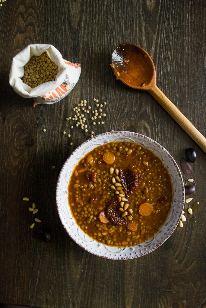 Lentil soup with sun-dried tomatoes and pine nuts | offadiet.com