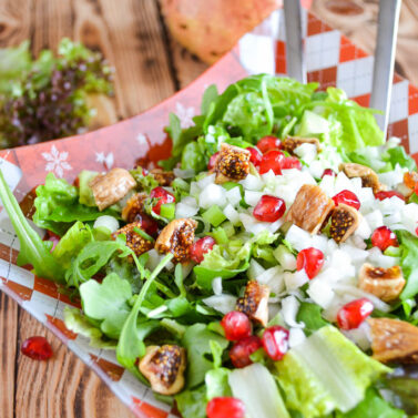 Mixed green salad with pomegranate and dried figs | epochwellbeing.com