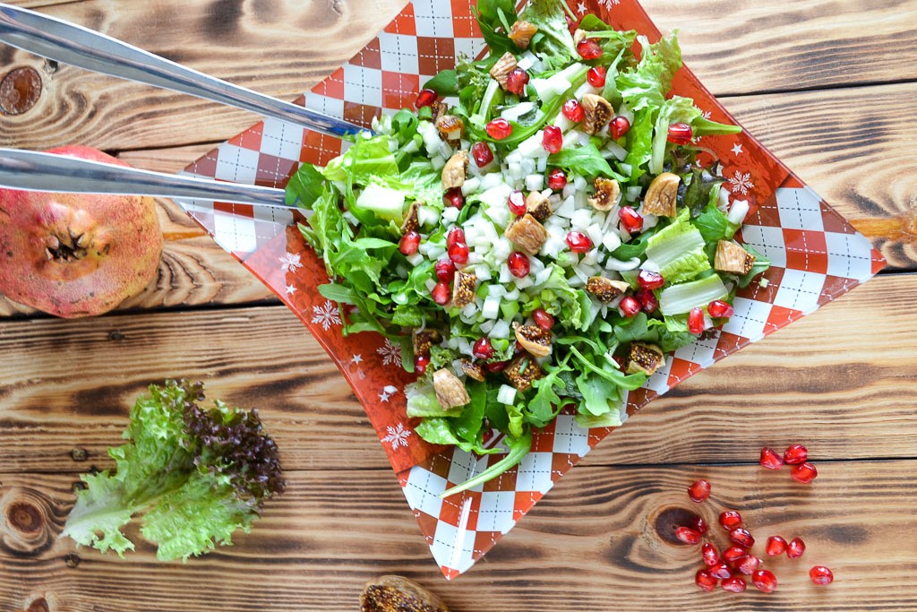 Mixed green salad with pomegranate and dried figs | offadiet.com