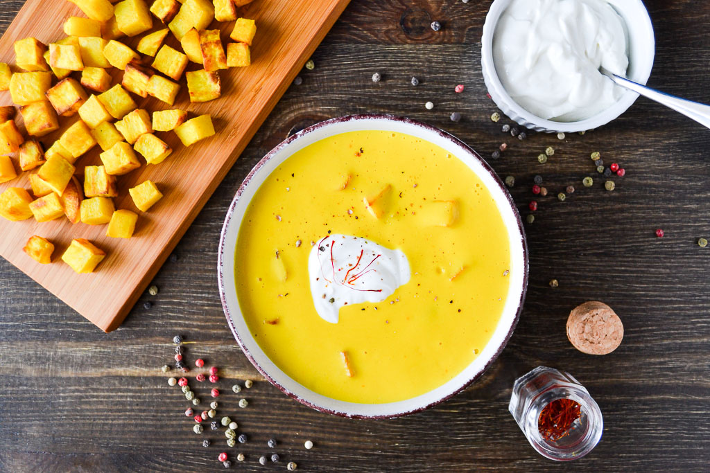 Baked potato soup with saffron and Greek yogurt | offadiet.com