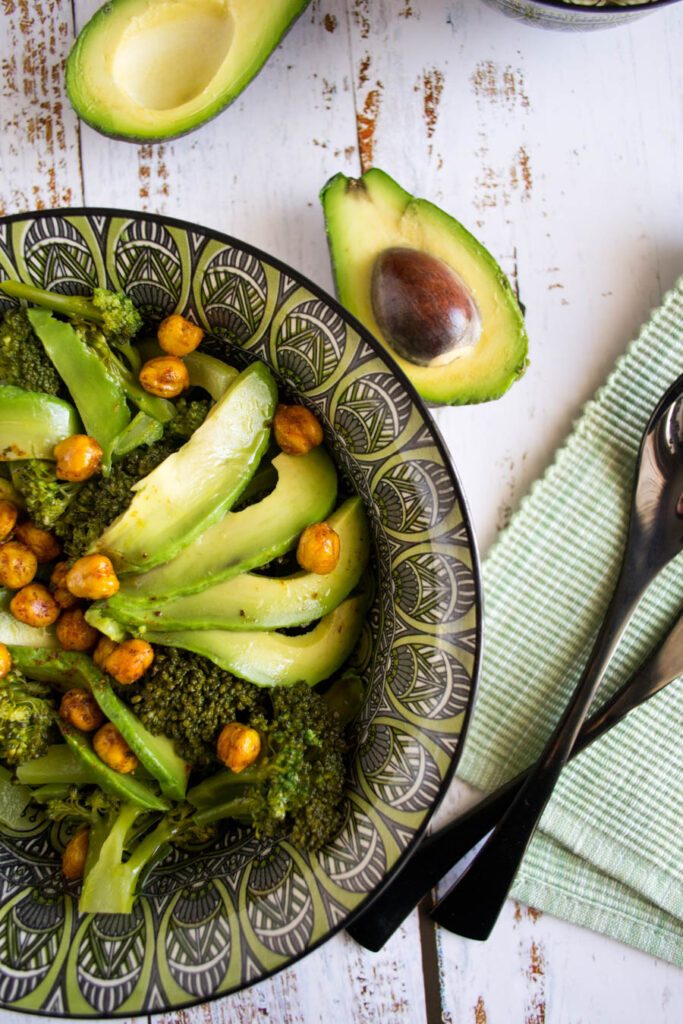 Broccoli salad with avocado and roasted chickpeas | offadiet.com
