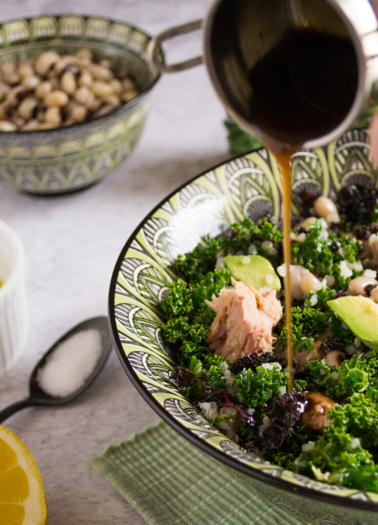 Kale and tuna salad with black-eyed peas and quinoa | offadiet.com