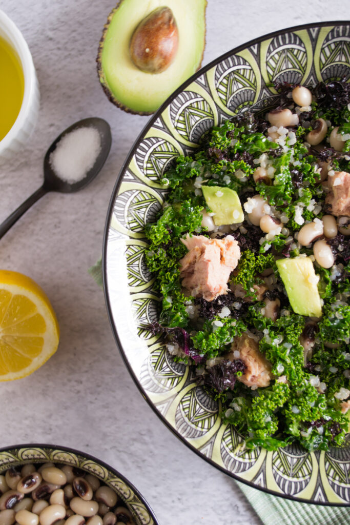 Kale and tuna salad with black-eyed peas and quinoa | offadiet.com